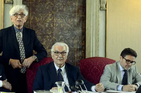  ??  ?? Da sinistra, Franco Debenedett­i, Paolo Baratta e Alessandro Russello (Pattaro/Vision)