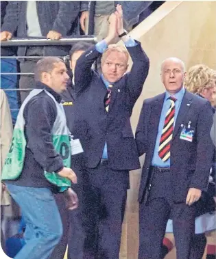  ??  ?? Alex McLeish applauds the Rangers fans in El Madrigal in 2006