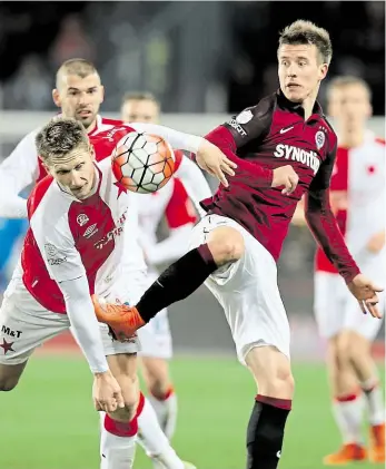  ?? Foto: Michal Sváček, MAFRA ?? Sbohem, derby? Lukáš Mareček (vpravo) při derby pražských S v souboji s útočníkem Milanem Škodou. Jelikož Sparta už s Marečkem nepočítá, je možné, že už si v kariéře slavné derby nezahraje.