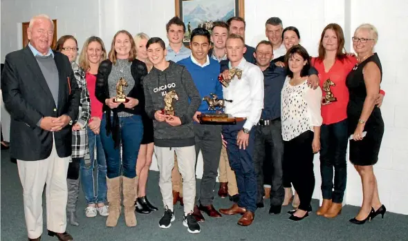  ??  ?? Flanked by Te Akau principal David Ellis and his wife Karyn, the hard-working Te Akau team celebrate their big night at the Matamata Racing Awards.