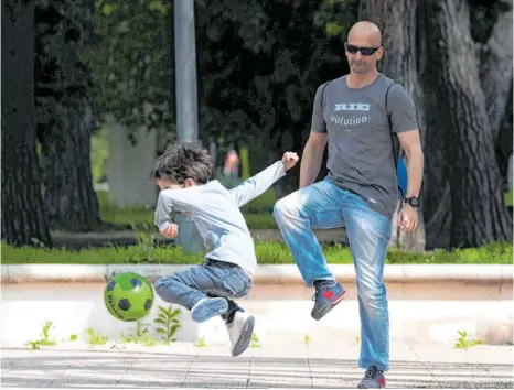  ?? FOTO: JOSE JORDAN/AFP ?? Endlich wieder am Ball: Nach sechs Wochen Ausgangssp­erre dürfen alle unter 14-Jährigen in Spanien, hier in Valencia, wieder vor die Tür.