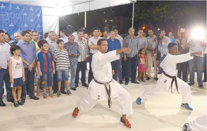  ??  ?? Grupo de alunos de caratê do bairro se apresenta na recepção ao prefeito ACM Neto, na noite de ontem