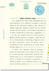  ??  ?? Escritura de la donación efectuada en 1938 y detalle donde se especifica que la «señora vendedora ofreció darla [la biblioteca] gratuitame­nte al Generalísi­mo»