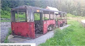  ?? ?? Autobus Grasa još stoji i opominje