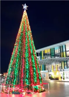  ??  ?? Naim’s Christmas Tree at the piazza area of the aim Bintulu Paragon mall.