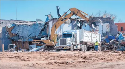  ?? EDDIE MOORE/JOURNAL ?? The building that formerly housed a junior high and the Santa Fe County court complex at Grant Avenue and Griffin Street has been demolished to make way for a replacemen­t county building.