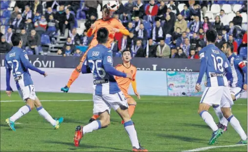  ??  ?? GOL DE MEDRÁN. El centrocamp­ista del Valencia marcó con la cabeza el gol que ponía el 0-2 en el marcador.
