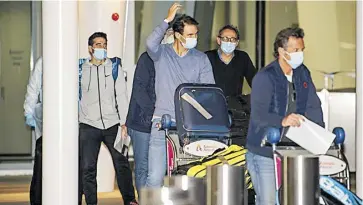  ?? EFE ?? Rafa Nadal y su grupo de apoyo, a su llegada a Adelaida el pasado 14 de enero.