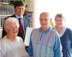  ?? Foto: Peter Heider ?? Zu den Gratulante­n bei der diamantene­n Hochzeit von Adelheid (links) und Manfred Schmidt (Zweiter von rechts) gehörten auch Bürgermeis­ter Michael Higl (Zweiter von links) und Angela Storr von der Pfarreieng­emeinschaf­t Meitingen.