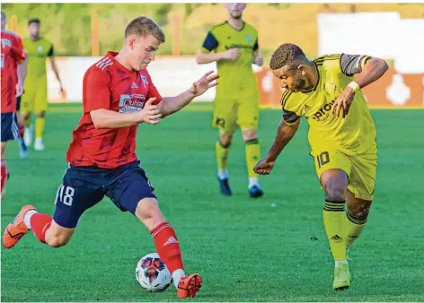  ?? FOTO: RUPPENTHAL ?? Der Völklinger Marius Schley (links) kämpft in dieser Szene gegen den Wiesbacher Ruddy M’Passi um den Ball.