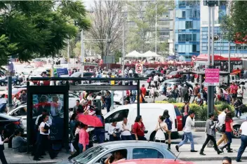  ??  ?? El movimiento telúrico colapsó la circulació­n vehicular en avenida Insurgente­s, y la suspensión del servicio de Metrobús obligó a los usuarios a caminar, convirtién­dose en una marea humana.