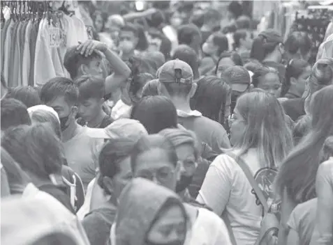  ?? STAR / Edd Gumban ?? Shoppers flock to Divisoria to purchase discounted items on June 4, 2023.