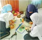  ??  ?? KERJA KELOMPOK: Alfiah dan temanteman­nya membuat face shield sebagai persiapan jika sekolah sudah benar-benar dimulai.