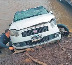  ?? ?? FIAT SIENA. Los bomberos llegaron poco después del despiste. Hallaron a cinco personas atrapadas en el auto, ya sin vida.