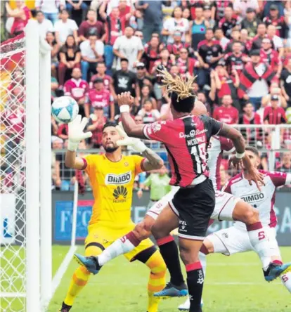  ?? ALONSO TENORIO ?? Jonathan McDonald se ha convertido en una verdadera pesadilla en los juegos de la Liga ante Saprissa. Aquí tuvo la anotación, pero falló. El portero Kevin Briceño estuvo atento a la acción.