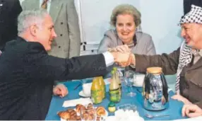  ?? Ahmed Jadallah, Associated Press pool ?? Israeli Prime Minister Benjamin Netanyahu, left, and Palestinia­n leader Yasser Arafat shake hands held by U.S. Secretary of State Madeleine Albright in 1998.