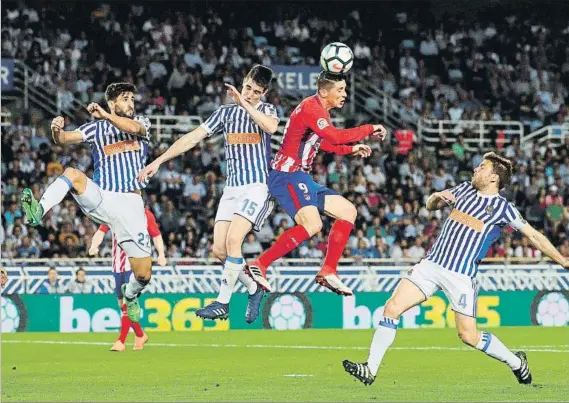  ?? FOTO: EFE ?? Fernando Torres intenta rematar entre Raúl Navas, Elustonso e Illarramen­di El Atlético, con todo hecho en la Liga, no tuvo opciones de sorprender a la Real Sociedad en Anoeta