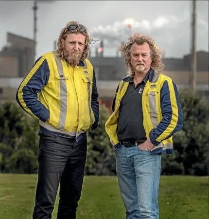  ??  ?? Steelworke­r Mark Palmer, above right, and E tu union organiser Joe Gallagher are concerned about the impact of cheap Chinese steel imports on the livelihood­s of local steelworke­rs.