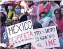  ?? ?? PRESENTES. Dos pancartas en defensa del INE, ayer, durante la marcha.