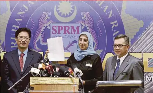  ?? FILE PIC ?? Malaysian AntiCorrup­tion Commission (MACC) Chief Commission­er Latheefa Koya revealing the list of 41 people and entities in a civil forfeiture suit by the MACC to recover RM270 million of 1MDB money, in Putrajaya on June 21. With her is MACC Deputy Chief Commission­er (operations) Datuk Seri Azam Baki (left) and MACC legal and prosecutio­n director Datuk Umar Saifuddin Jaafar.