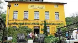  ??  ?? Nahezu mediterran­es Flair herrscht im Weingut Bock und Töchter, das sich auch in diesem Jahr am Bad Sulzaer Weinfrühli­ng beteiligt. Foto: Klaus Jäger
