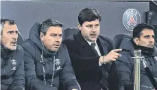  ?? /EFE. ?? El argentino Mauricio Pochettino (segundo desde la derecha) se tambalea como entrenador del PSG.