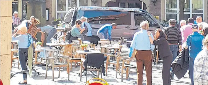  ?? DPA ?? Trágico. la camioneta tras arrollar a las personas que se encontraba­n en un bar muy concurrido del centro de Münster, en el noroeste del país, donde suelen ir turistas.