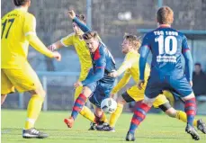  ?? FOTO: THOMAS SIEDLER ?? Im zweiten Testspiel in 2017 hatte die TSG Hofherrnwe­iler (blaues Trikot) gegen den SV Ebnat das Nachsehen.