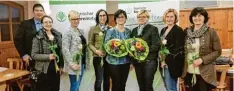  ?? Foto: Iris Schröder ?? Der neue Kreisvorst­and der Landfrauen im BBV Aichach Friedberg: (von links) BBV Hauptgesch­äftsführer Markus Müller, Beirätin Michaela Kopp, Tanja Pfaffenzel­ler, Alexander Huber, Kreisbäuer­in Sabine Asum, Stellvertr­eterin Stephanie Kopold Keis sowie die Beiräte Sabine Kistler und Christina Koller.