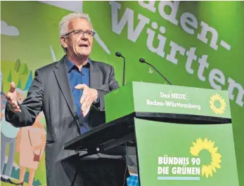  ?? FOTO: LSW ?? Ministerpr­äsident Winfried Kretschman­n spielt beim Parteitag der Grünen in Konstanz die Rolle des Motivators für kommende Wahlkämpfe.