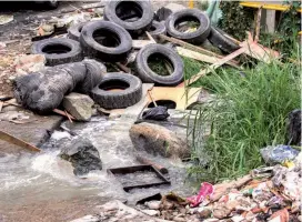  ?? FOTO RÓBINSON SÁENZ ?? La quebrada La Loca, en Bello, fue convertida por la gente en un vertedero de llantas y trozos de madera.