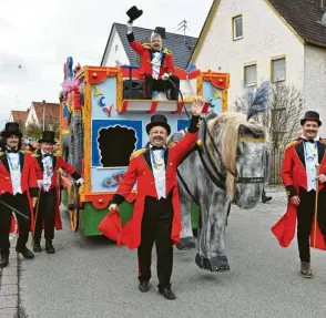  ?? Fotos: Ernst Mayer ?? Der LCV Waldstette­n zeigte beim Umzug großen Zirkus, allen voran der Zirkuswage­n mit dem Zirkusdire­ktor Peter Müller.
