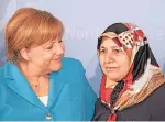  ??  ?? Bundeskanz­lerin Angela Merkel und Mevlüde Genç gestern in der Düsseldorf­er Staatskanz­lei.