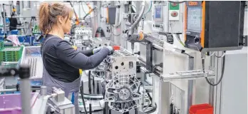 ?? FOTO: OLE SPATA/DPA ?? Montage von 1,5-Liter-Ottomotore­n im Volkswagen­werk Salzgitter: Die EU plant ab 2035 ein Verbot des Verbrennun­gsmotors.