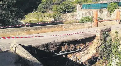  ?? MARTÍN ?? ▶▶ ALTURA. La tromba de agua en 30 minutos derribó el pretil lateral del puente del camino a la ermita, en la Jarea.