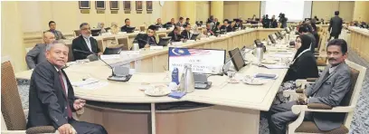  ?? — Gambar Bernama ?? BINCANG: Othman (kiri) sebelum mempengeru­sikan Mesyuarat Kumpulan Fokus Bajet 2018 di Kementeria­n Kewangan dekat Putrajaya, semalam.