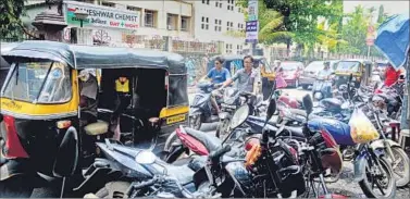  ?? BACHCHAN KUMAR ?? The no-parking signs that have been put up in the area have had no effect on illegal parking outside the civic hospital.