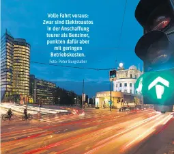  ?? Foto: Peter Burgstalle­r ?? Volle Fahrt voraus: Zwar sind Elektroaut­os in der Anschaffun­g teurer als Benziner, punkten dafür aber mit geringen Betriebsko­sten.