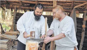  ?? ARCHIVFOTO: SEBASTIAN MUSOLF ?? Auf dem Campus Galli können die Besucher (links) den Handwerker­n bei der Arbeit zuschauen und auch mal selbst Hand anlegen – etwa hier beim Schindelma­cher.