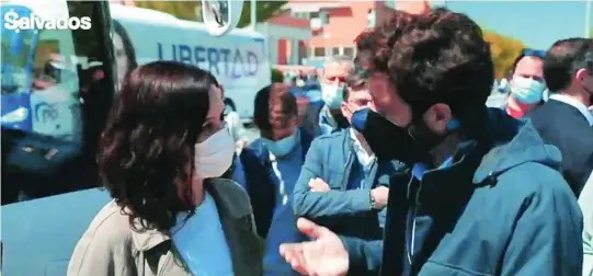  ??  ?? Momento en el que Gonzo le propone a Isabel Díaz Ayuso «infiltrars­e» en su campaña