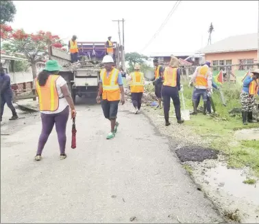  ??  ?? Members of the Ministry of Public Infrastruc­ture’s core group cleaning up the st