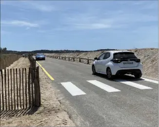  ?? (Photo C. L.) ?? Pour la réouvertur­e de la route du sel, hier matin, de nouvelles ganivelles ont été installées pour limiter le stationnem­ent, et plus de 300 m2 de voirie ont été refaits.