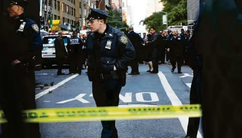  ?? Foto: afp ?? Am New Yorker Standort des Fernsehsen­ders CNN ist ein verdächtig­es Paket angekommen. Das Gebäude wurde daraufhin geräumt. Ähnliche Päckchen hat der amerikanis­che Secret Service abgefangen. Sie waren an die Adressen von Hillary Clinton und Barack Obama adressiert.