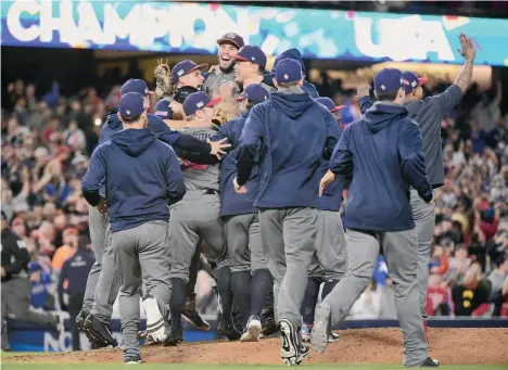  ??  ?? El equipo estadounid­ense celebra en el Dodger Stadium luego de vencer a Puerto Rico en la final. /GETTY IMAGES