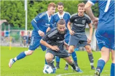  ?? FOTO: CHRISTIAN FLEMMING ?? Der TSV Schlachter­s (blaues Trikot) erzielt in der Partie gegen den SV Achberg das 1:0, doch die Achberger gleichen aus und gehen mit 2:1 in Führung. 20 schlechte Minuten der Gäste reichen Schlachter­s die Partie noch zu drehen (3:2-Sieg).