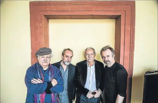  ?? XAVIER CERVERA ?? Mario Gas, Gonzalo de Castro, Eduardo Mendoza y Tristán Ulloa, fotografia­dos ayer en el Teatre Lliure de Montjuïc