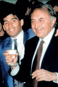  ??  ?? Brindisi Maradona e Ferlaino alla festa per il secondo scudetto. Tra i due i rapporti non sono mai stati idilliaci