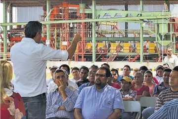  ??  ?? Recorrido. El candidato presidenci­al de ARENA, Carlos Calleja, realizó una visita a la Cooperativ­a de Cafetalero­s Los Ausoles de R. L., como parte de su encuentro con los cafetalero­s de Ahuachapán.