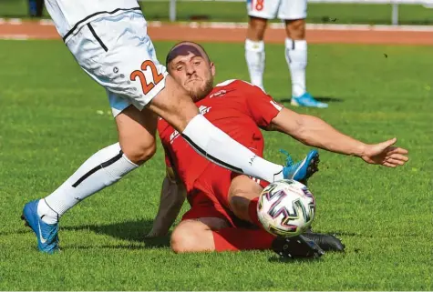  ?? Foto: Rudi Fischer ?? Gegen Aystetten kamen Manuel Salzmann (rotes Trikot) und der SV Mering meist einen Schritt zu spät. Am Samstag soll das beim FC Memmingen II wieder besser werden. Dabei trifft der MSV auf einen Ex‰Profi.