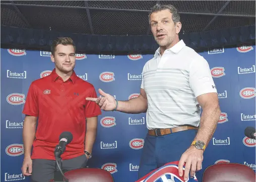  ??  ?? Il y a quelques semaines, le DG du Canadien de Montréal, Marc Bergevin, a accueilli devant les journalist­es Jonathan Drouin, acquis du Lightning de Tampa Bay et avec en poche un beau contrat qui lui rapportera 33 millions $. - La Presse canadienne:...